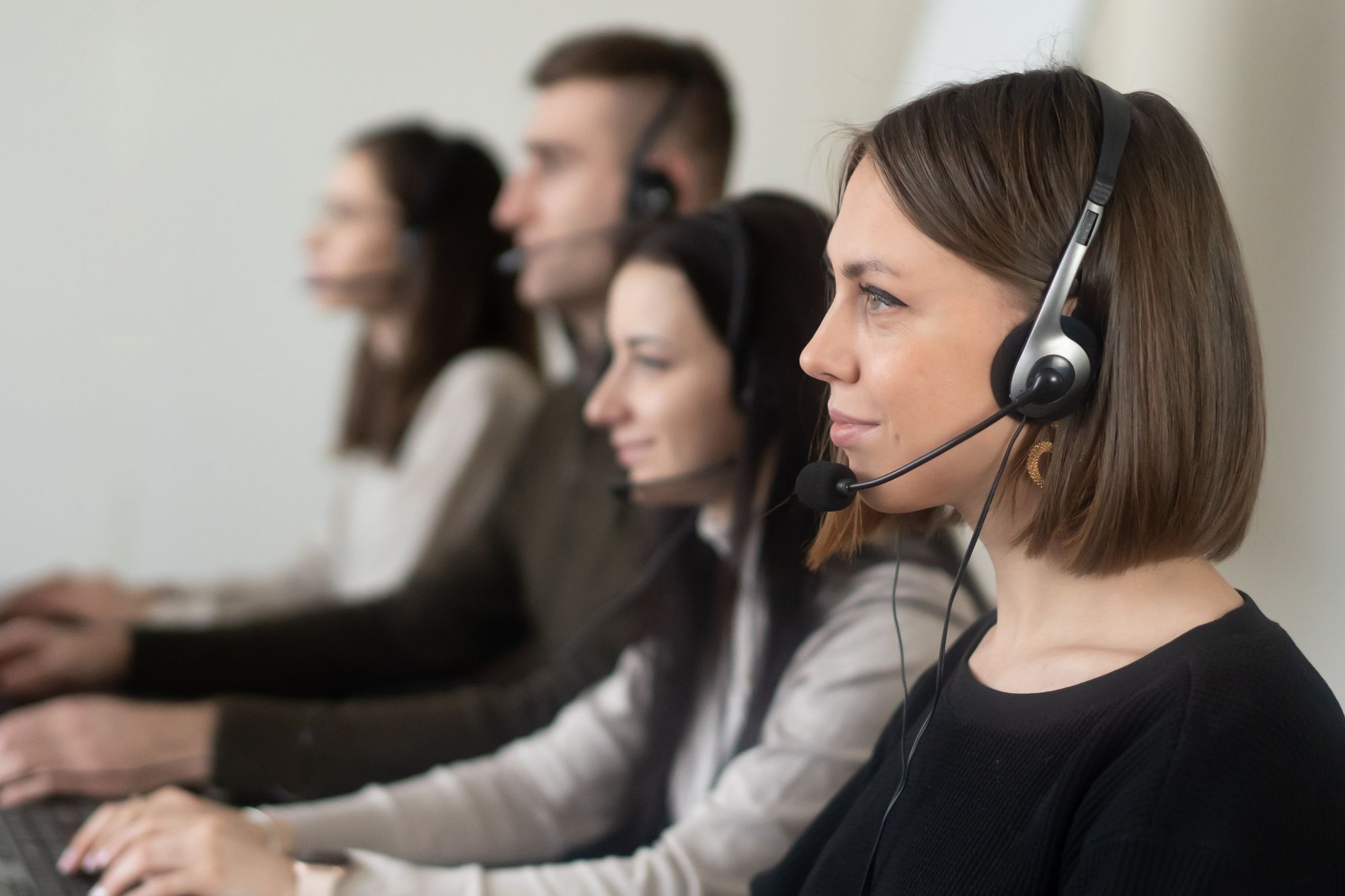 Vorteile der Telefonbefragung – Interviewerin mit Headset im persönlichen Gespräch